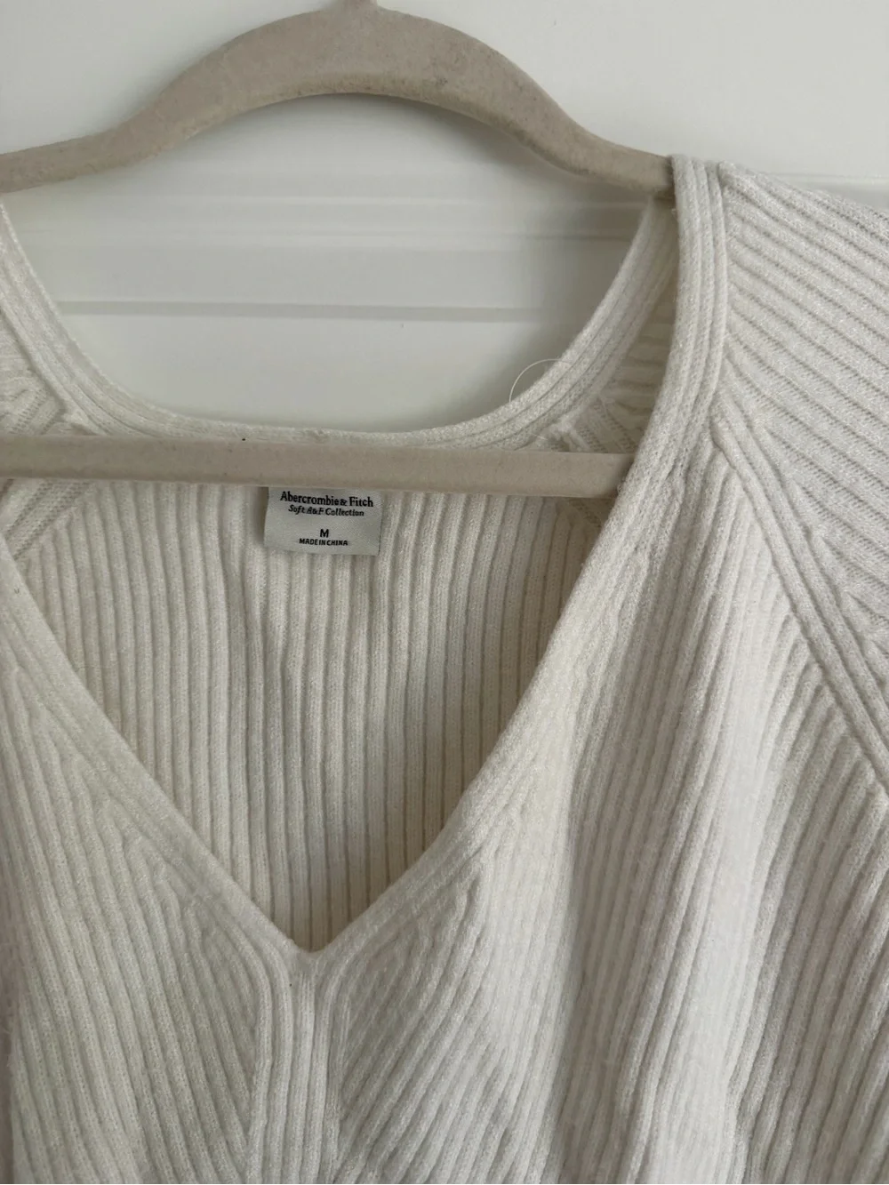 Women's White V-Neck Ribbed Abercrombie Sweater